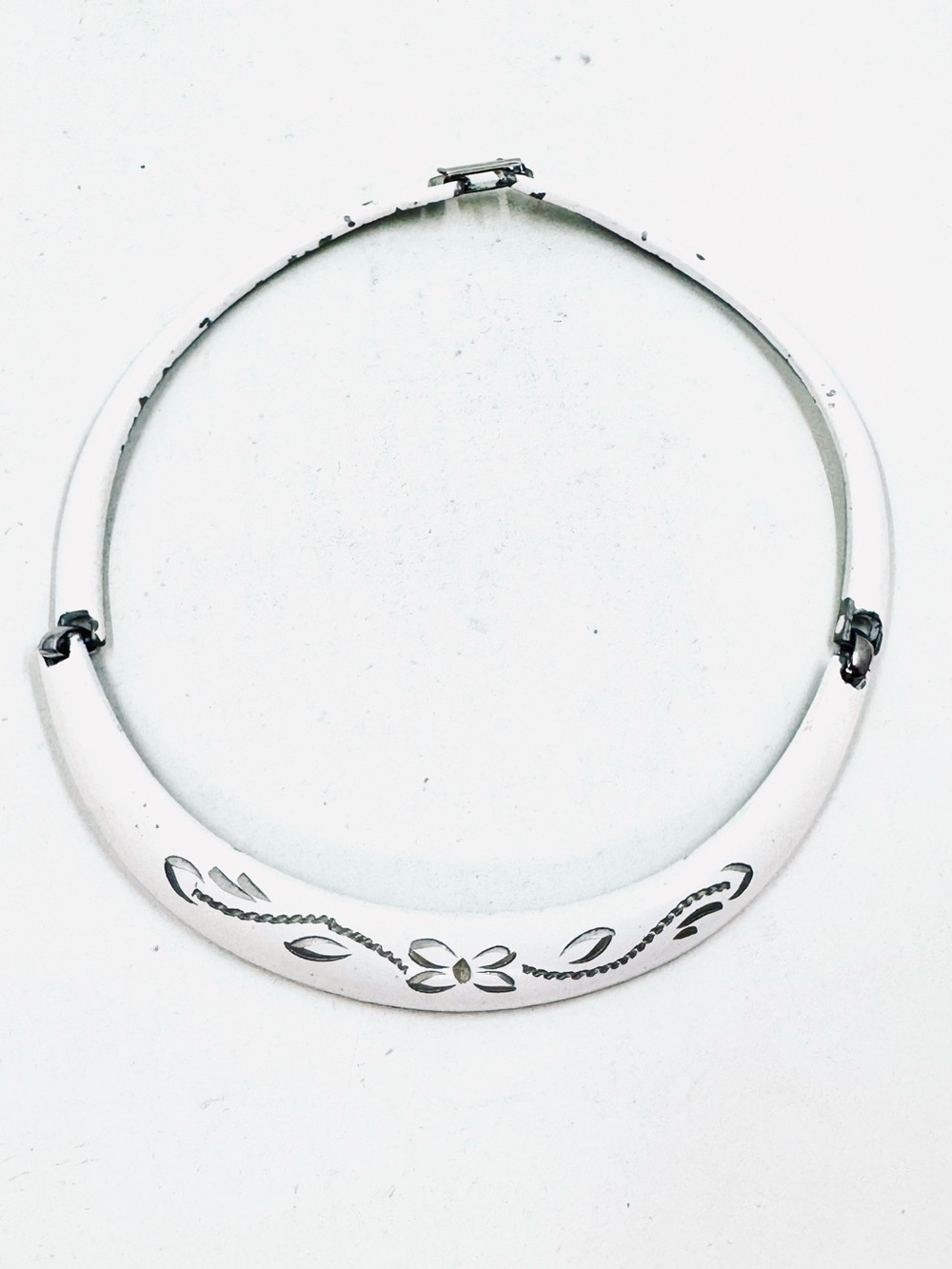 Silver Tone & White Enamel Floral Hinged Collar Torque Necklace 16โ